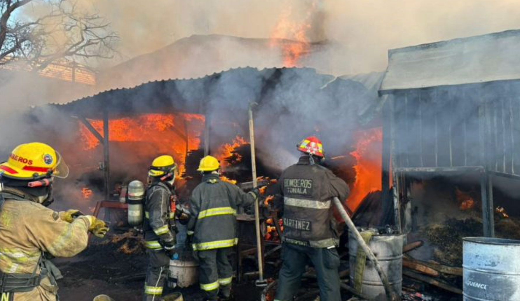 Se incendia fábrica de muebles en Jalisco
